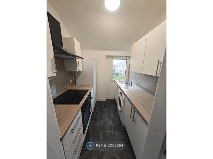 3 Bedroom Maisonette To Rent In Croftfoot Road, Glasgow, G44