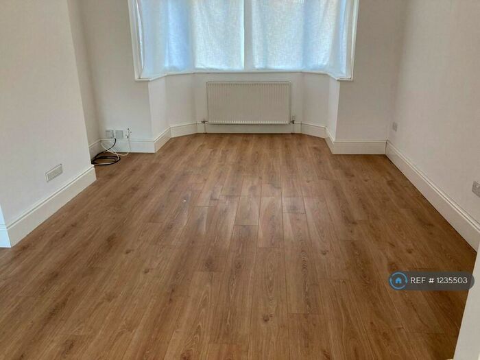 3 Bedroom Semi-Detached House To Rent In Humberstone Road, Luton, LU4