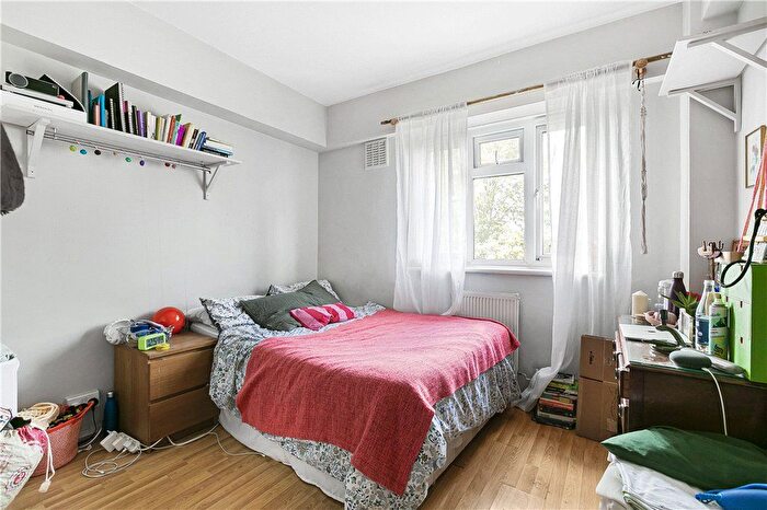 2 Bedroom Flat To Rent In Deepdene Gardens, London, SW2