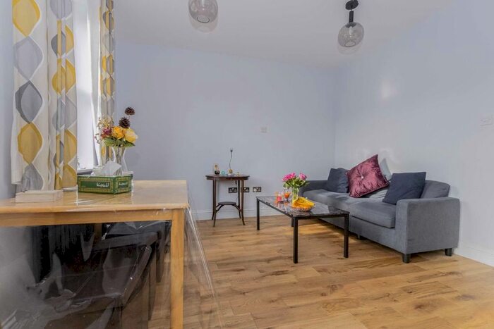 2 Bedroom Flat To Rent In Uxbridge Road, London W12