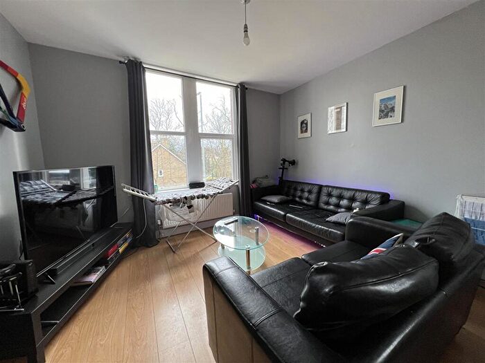 4 Bedroom Apartment To Rent In Kirkstall Lane, Headingley, Leeds, LS6