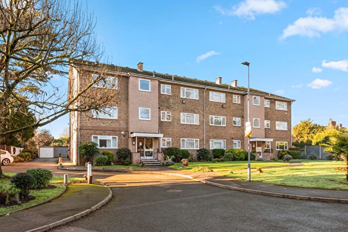2 Bedroom Flat For Sale In Ash Tree Close, Surbiton, KT6