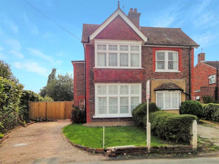 2 Bedroom Semi-Detached House To Rent In Yalding, ME18