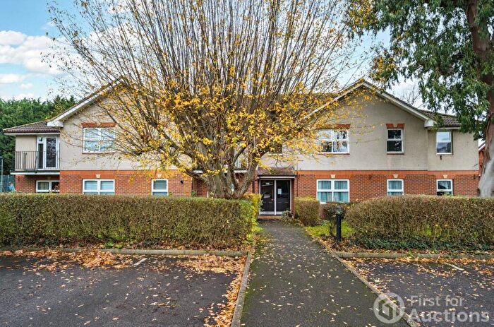 2 Bedroom Apartment For Sale In Vesey Close, Farnborough, Hampshire, GU14