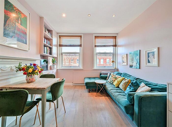 3 Bedroom Flat For Sale In Cricklewood Broadway, London, NW2