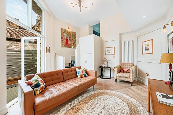 2 Bedroom Flat To Rent In The Avenue, West Ealing, W13