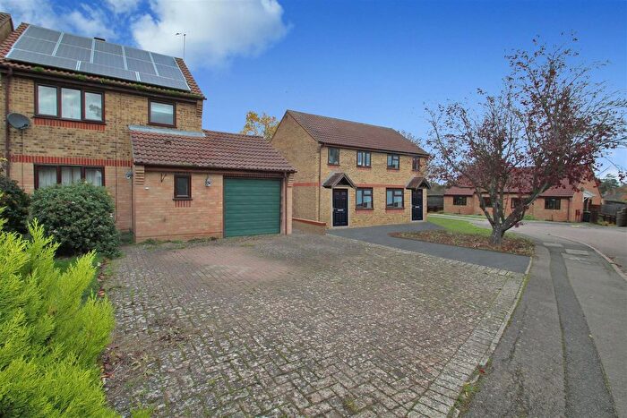 3 Bedroom Detached House For Sale In De-Ferneus Drive, Raunds, NN9