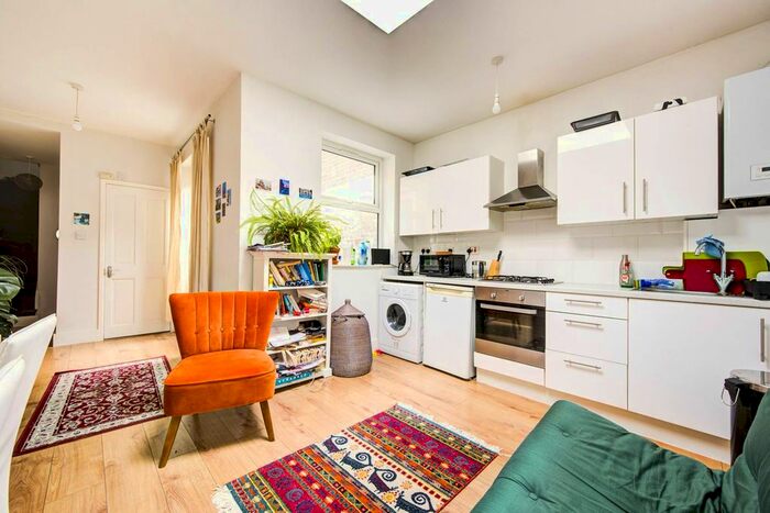 2 Bedroom Flat To Rent In North End Road, Barons Court, London, W14