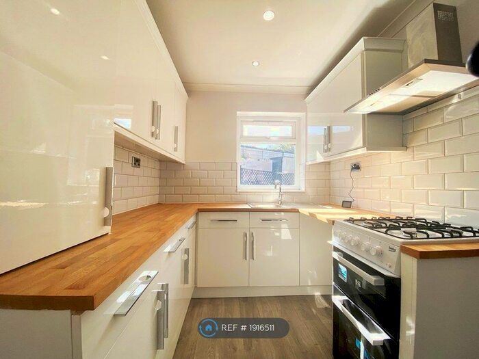 3 Bedroom End Of Terrace House To Rent In Carlton Road, Barnsley, S71