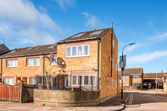 1 Bedroom Flat To Rent In Stevenage Road, London, SW6