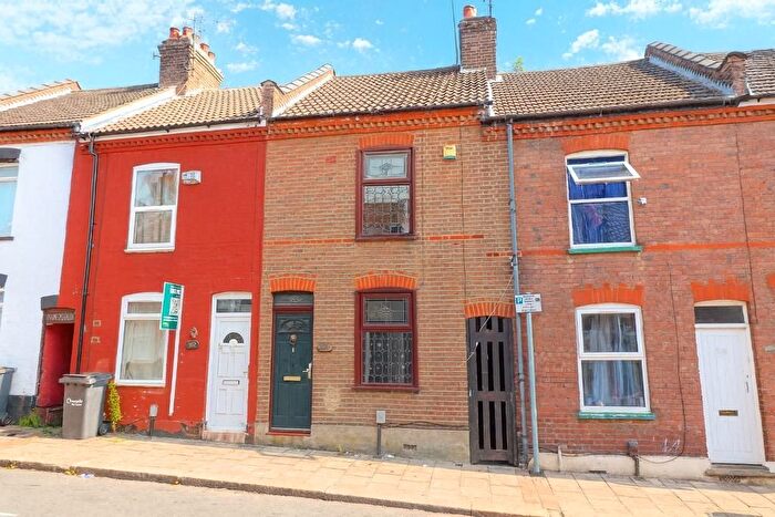 3 Bedroom Terraced House For Sale In Ridgway Road, Luton, Bedfordshire, LU2