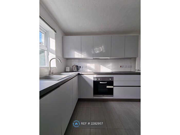 2 Bedroom Flat To Rent In Michelangelo Court, London, SE16