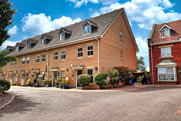 3 Bedroom Town House For Sale In Chichester Close, Chafford Hundred, Grays, RM16