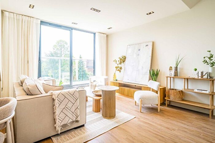 2 Bedroom Flat For Sale In Creswick Road, Acton, W3