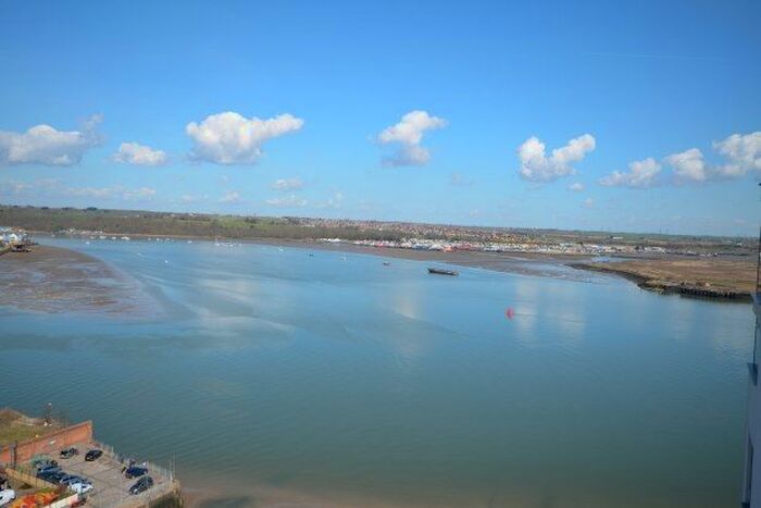 2 Bedroom Flat To Rent In The Peninsula, Gillingham, ME7