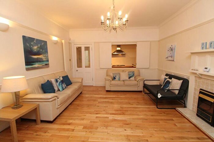 2 Bedroom Flat To Rent In Athole Gardens, Glasgow, G12