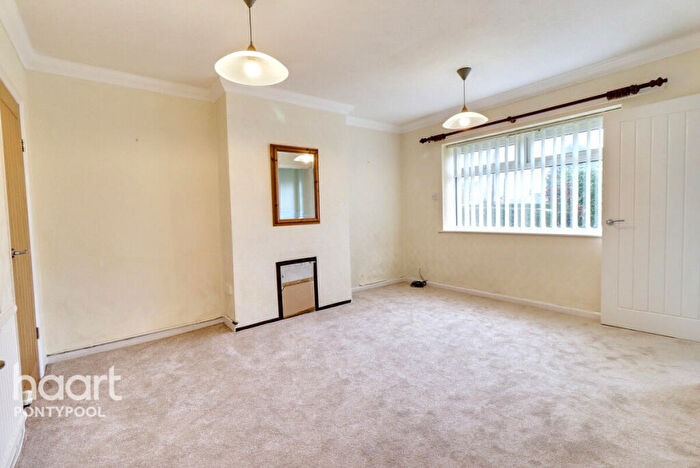 3 Bedroom Semi-Detached House For Sale In The Avenue, Pontypool, NP4