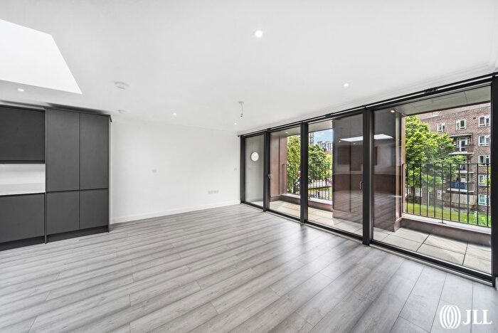 3 Bedroom Flat To Rent In Woodberry Grove, London, N4