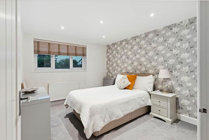 5 Bedroom Detached House For Sale In The Lawns, Cheam, SM2