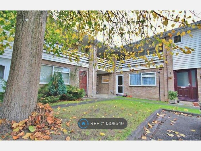 1 Bedroom Flat To Rent In Highclere Court, Knaphill, Woking, GU21