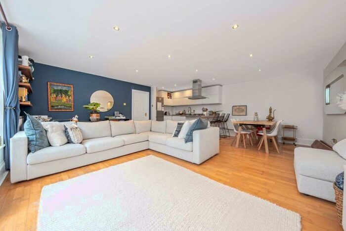 2 Bedroom Flat To Rent In Royal Drive, London, N11