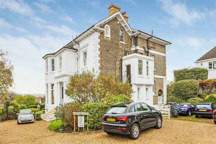 3 Bedroom Flat To Rent In Sunnyside, London, SW19