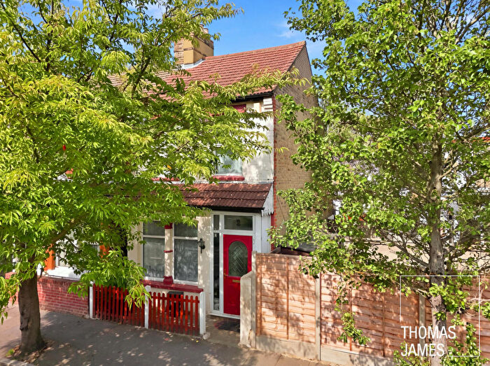 2 Bedroom End Of Terrace House For Sale In Lansfield Avenue, London, N18