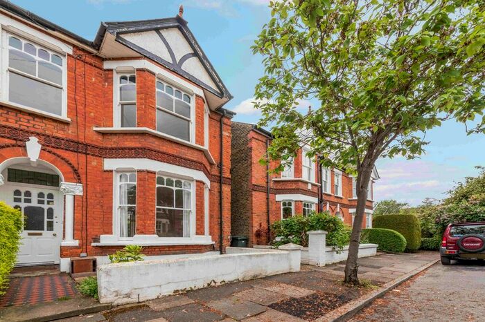 3 Bedroom Flat To Rent In Haverfield Gardens, Richmond, Surrey, TW9