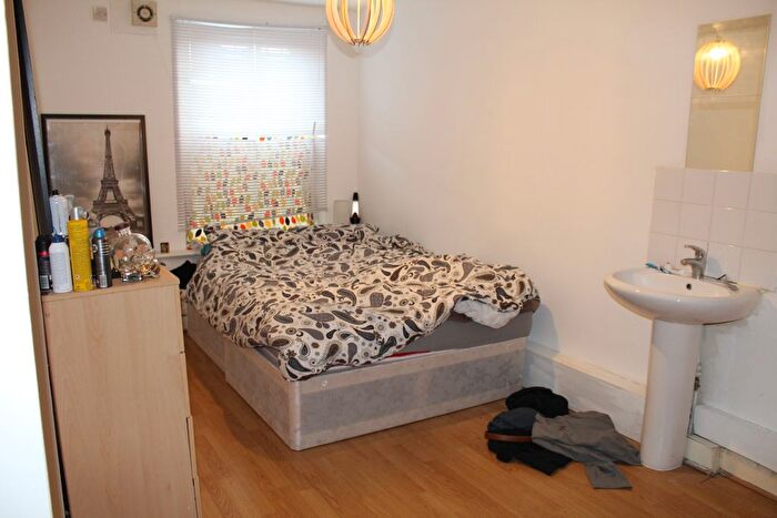 4 Bedroom Semi-Detached House To Rent In Leicester Grove, Leeds, LS7