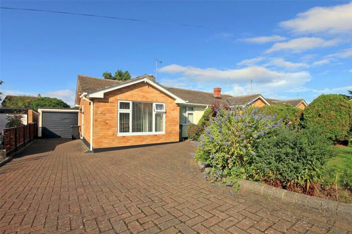 2 Bedroom Bungalow For Sale In Long Meadow Drive, Wickford, Essex, SS11
