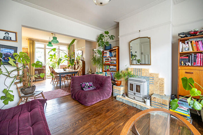 3 Bedroom House For Sale In Longacre Road, Walthamstow, London, E17