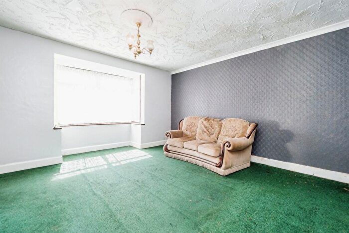 3 Bedroom Semi-Detached House For Sale In Wennington Road, Rainham, RM13