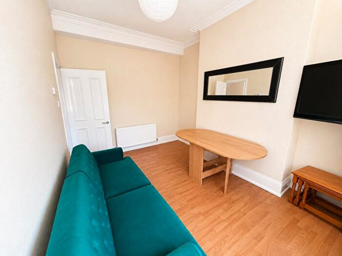 4 Bedroom Maisonette To Rent In Cartington Terrace, Heaton, Newcastle Upon Tyne, NE6