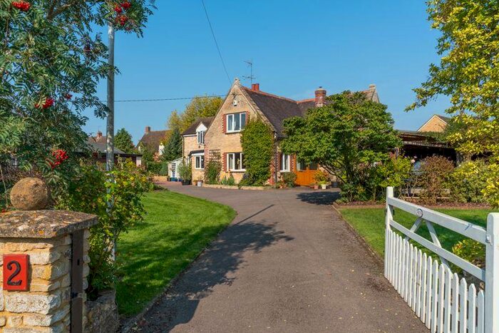 4 Bedroom Character Property For Sale In Middleton Road, Bucknell, OX27