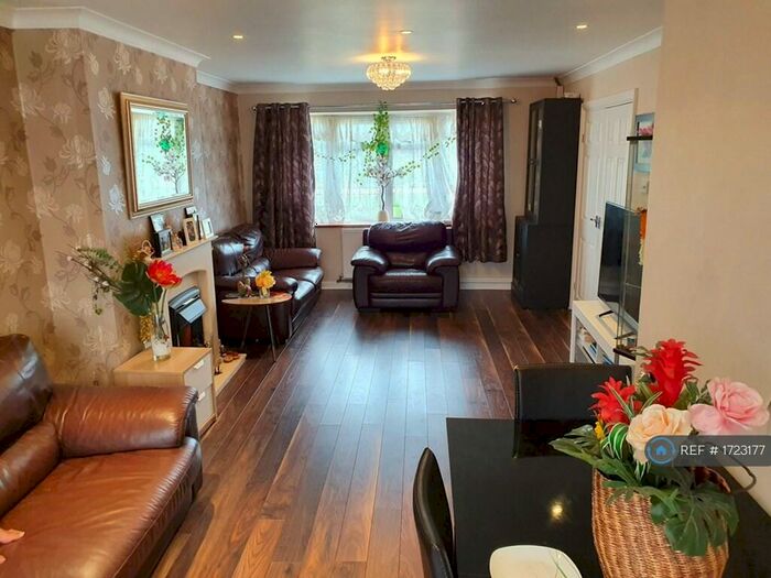 3 Bedroom End Of Terrace House To Rent In Waveney Drive, Chelmsford, CM1