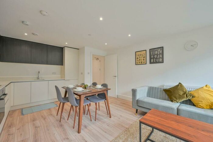 2 Bedroom Flat To Rent In Clements Lane, Ilford, IG1