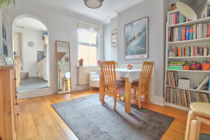 2 Bedroom End Of Terrace House For Sale In St. Pauls Road, Luton, LU1