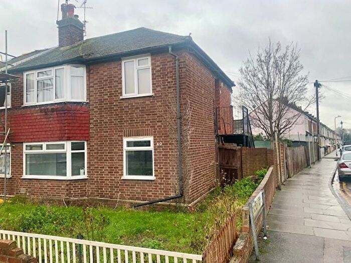 2 Bedroom Flat To Rent In London Road, Northfleet, Gravesend, Kent, DA11