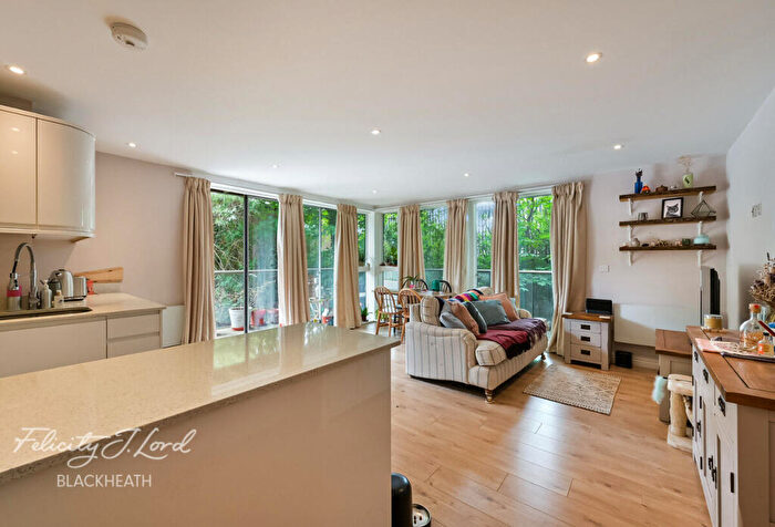 2 Bedroom Apartment For Sale In Station Approach South, Welling, DA16