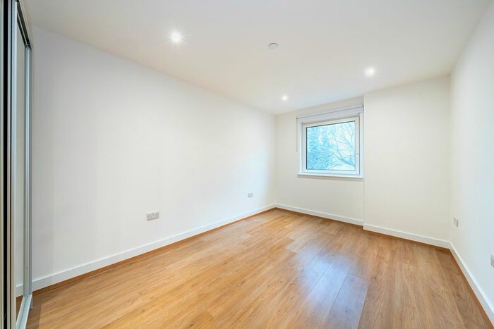 2 Bedroom Flat To Rent In Well Farm Road, Whyteleafe, CR3