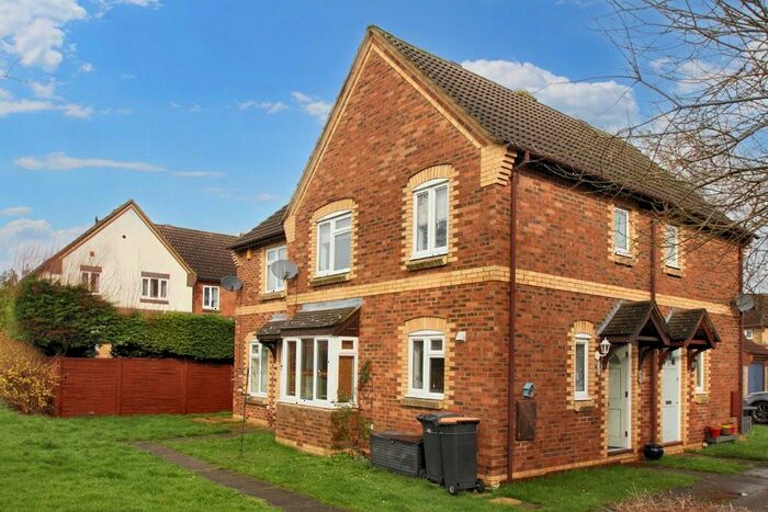 2 Bedroom Cluster House To Rent In Aldenham Close, Bedford, Bedfordshire, MK41