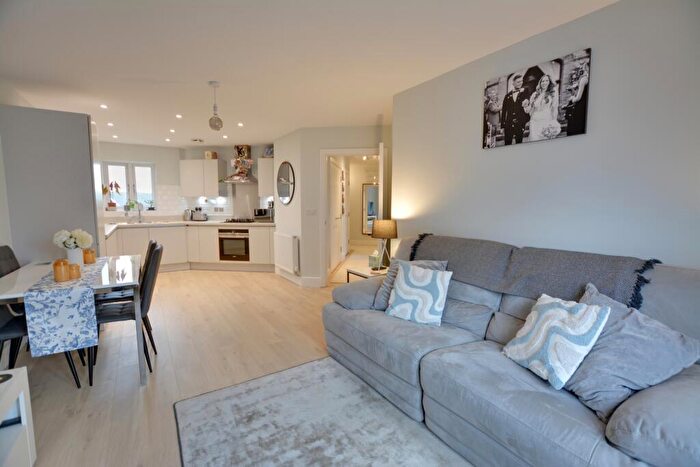 2 Bedroom Apartment For Sale In Brocklehurst Way, Westvale Park, RH6