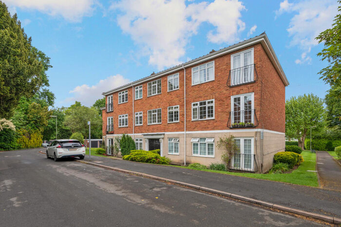 2 Bedroom Apartment To Rent In Gainsborough Court, Walton-on-Thames, Surrey, KT12