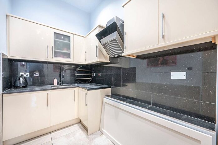 1 Bedroom Flat To Rent In Warwick Road, Earls Court, London, SW5