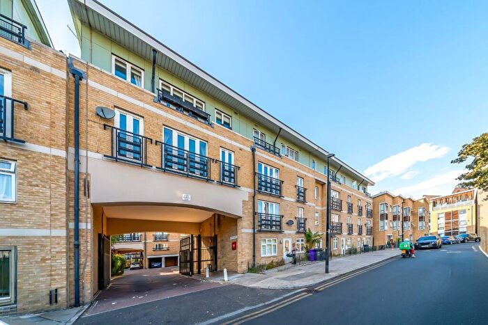 2 Bedroom Flat For Sale In Broomfield Street, E14
