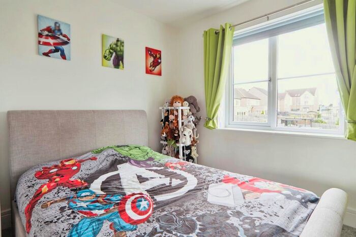 3 Bedroom End Of Terrace House For Sale In Quarry Park, Idle, Bradford, BD10