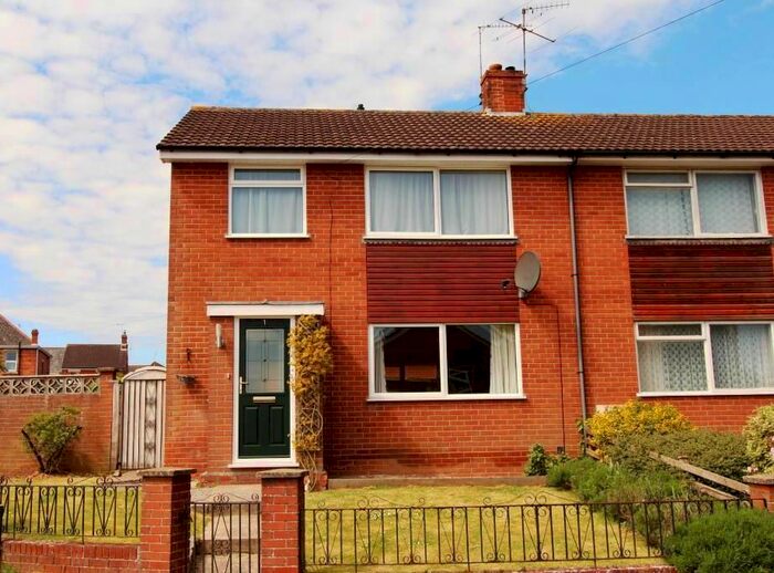 3 Bedroom Property To Rent In Derwent Gardens, Yeovil, BA21