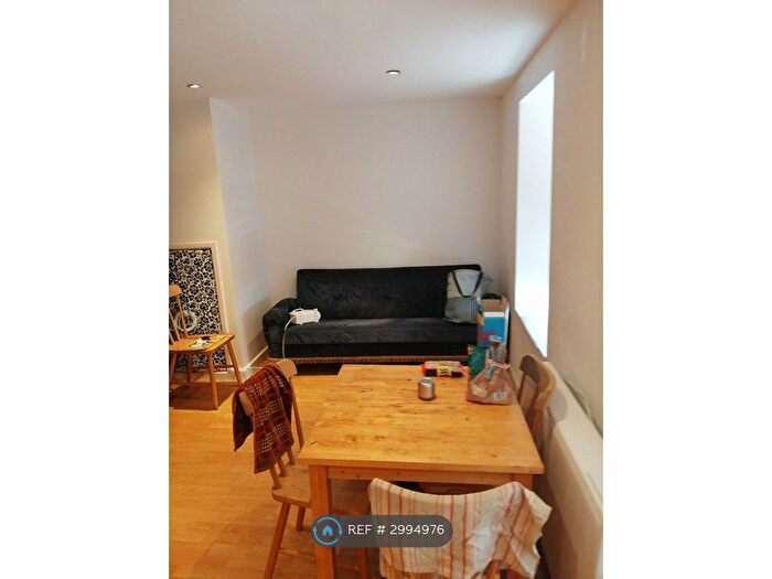 2 Bedroom Flat To Rent In Clive Road, Canton, Cardiff, CF5
