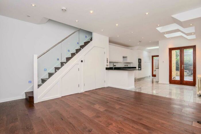 3 Bedroom House To Rent In Hayles Street, Kennington, London, SE11