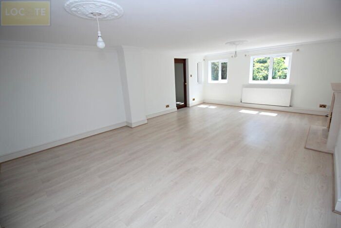 4 Bedroom Semi-Detached House To Rent In Roe Green, Worsley, Manchester, M28